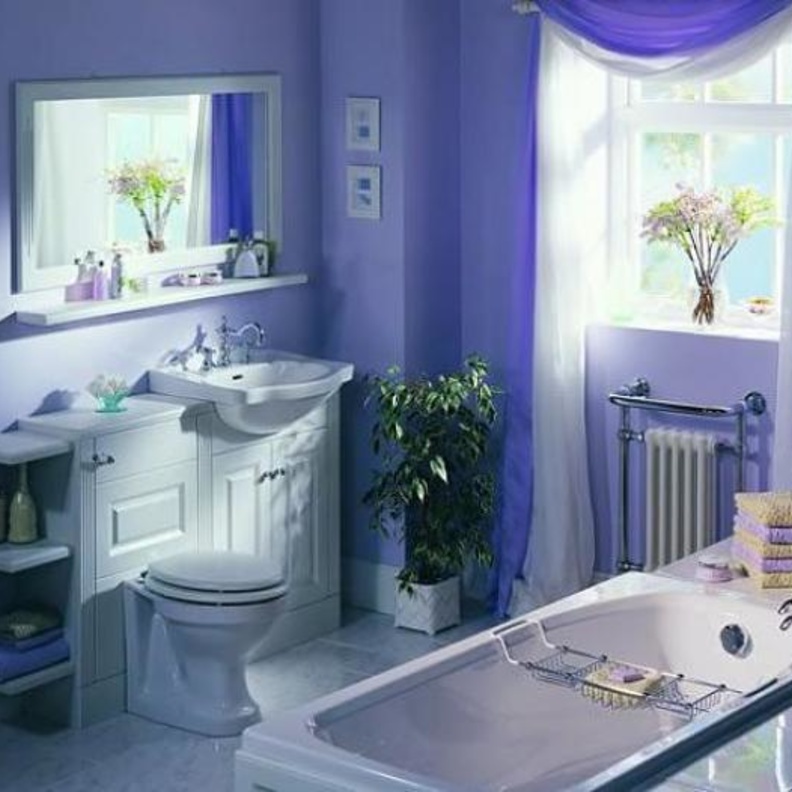 حمام باللون الأصفر المائل إلى البنفسجي