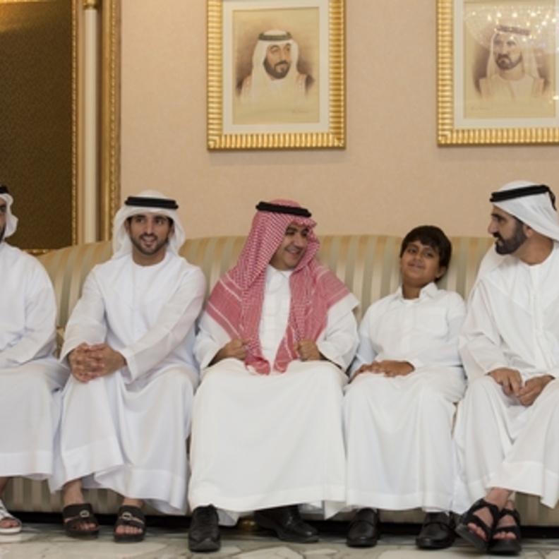 رئيس مجلس إدارة مجموعة MBC وليد بن ابراهيم آل ابراهيم يهنئ الشيخ محمد بن راشد آل مكتوم لفوزه ببطولة العالم للقدرة ويبدو في الصورة الشيخ حمدان بن محمد وخالد بن وليد