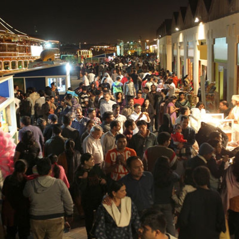 زوار مهرجان دبي للتسوق