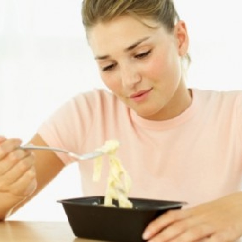  امرأة تأكل معكرونة