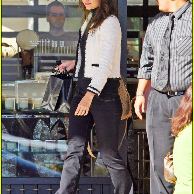 كايتي هولمز خارجة من متجر بارنيز