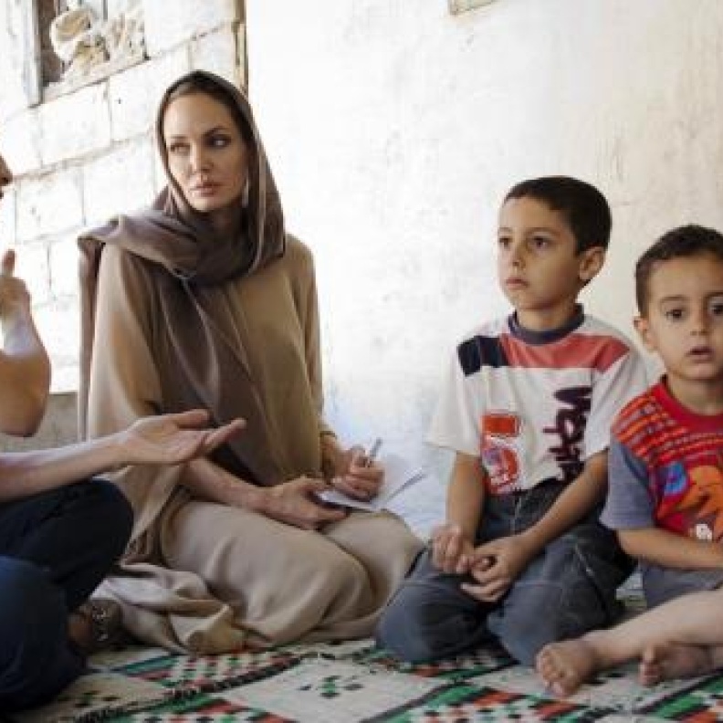 انجلينا جولي مع اللاجئين السوريين في لبنان