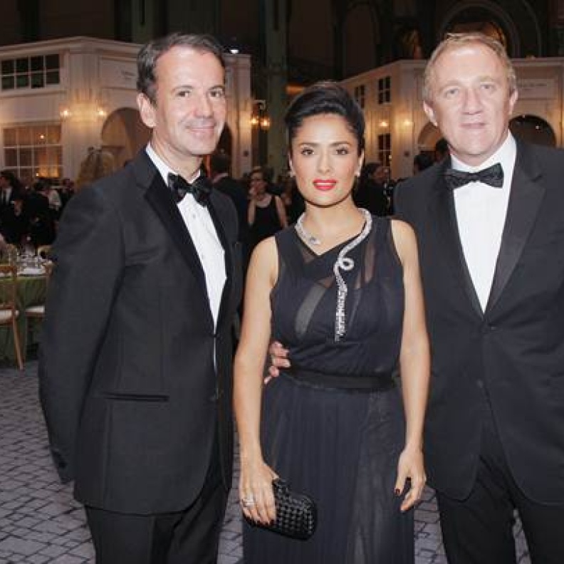 سلمى حايك تتألق بعقد ثعبان