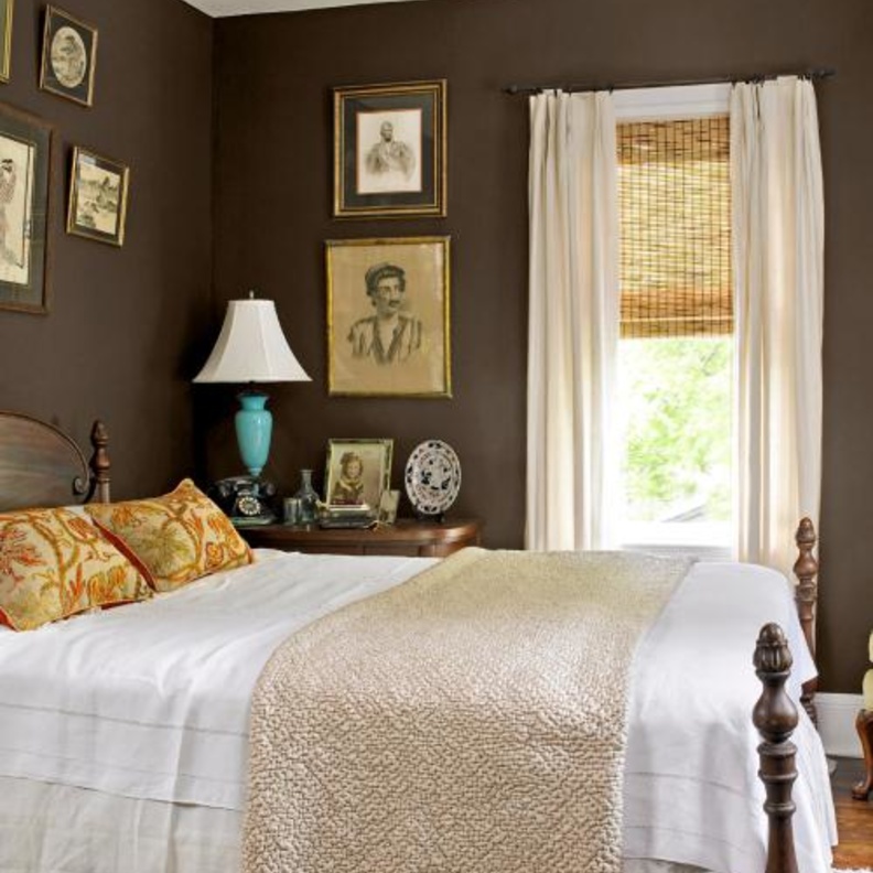 غرفة نوم باللون البني ومزينة بتحف