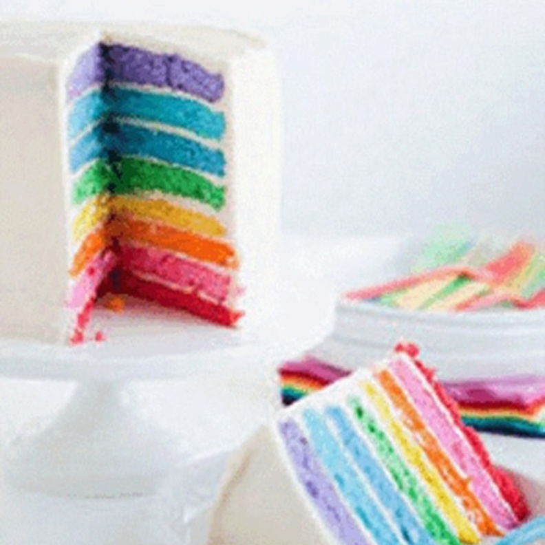 قطع من حلوى الزفاف ملونة بألوان قوس قزح