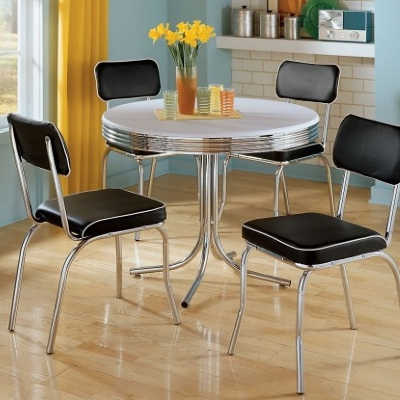 غرفة طعام تقليدية ومع الباركيه الفاتح