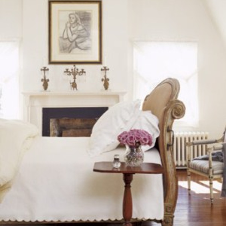 غرفة باللون الأبيض بدرجة الأوف وايت