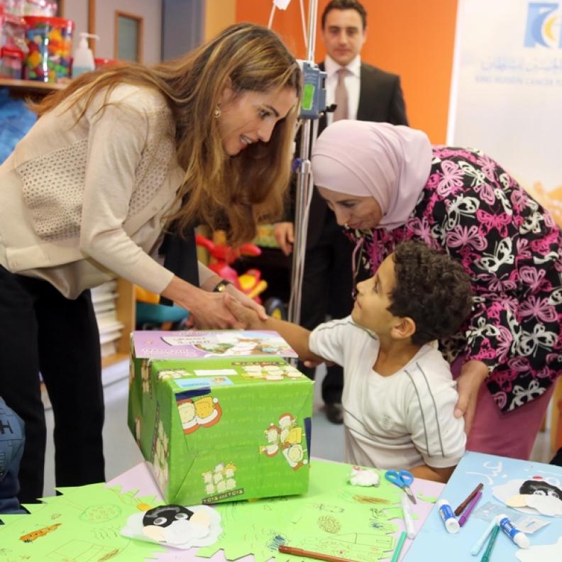 الملكة رانيا تحتفل بالعيد مع أطفال مركز الحسين للسرطان