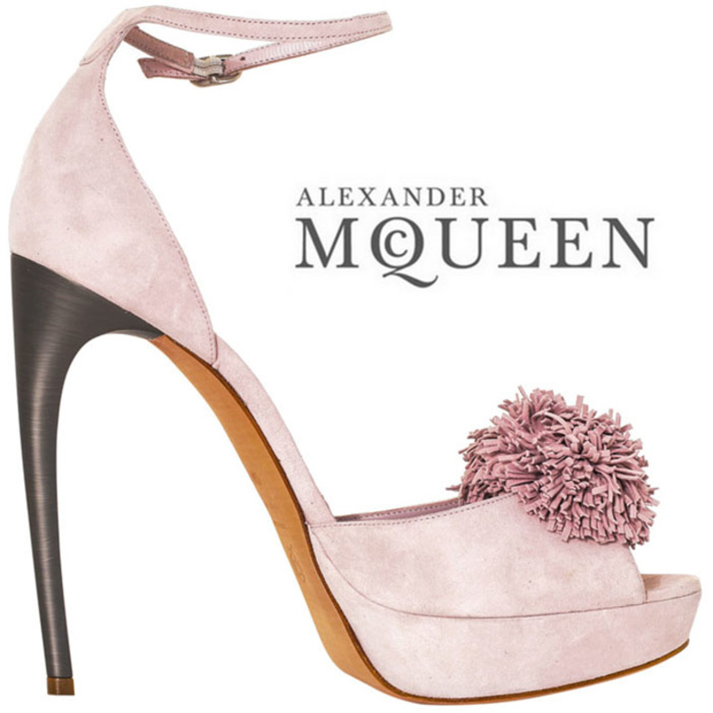 Alexander McQueen حذاء بوم بوم من الشاموا الوردي الفاتح