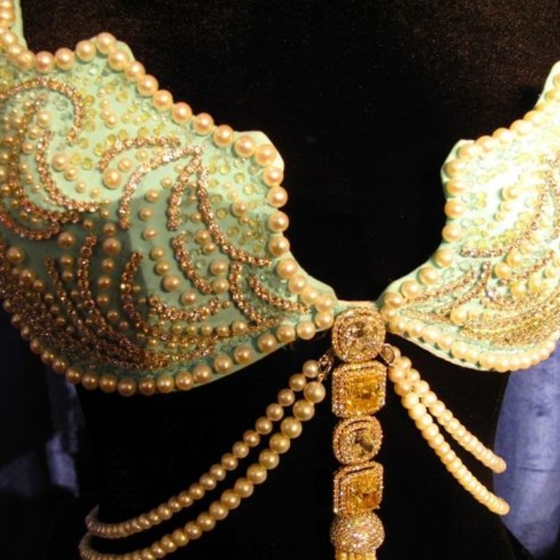 حمالة صدر مرصعة