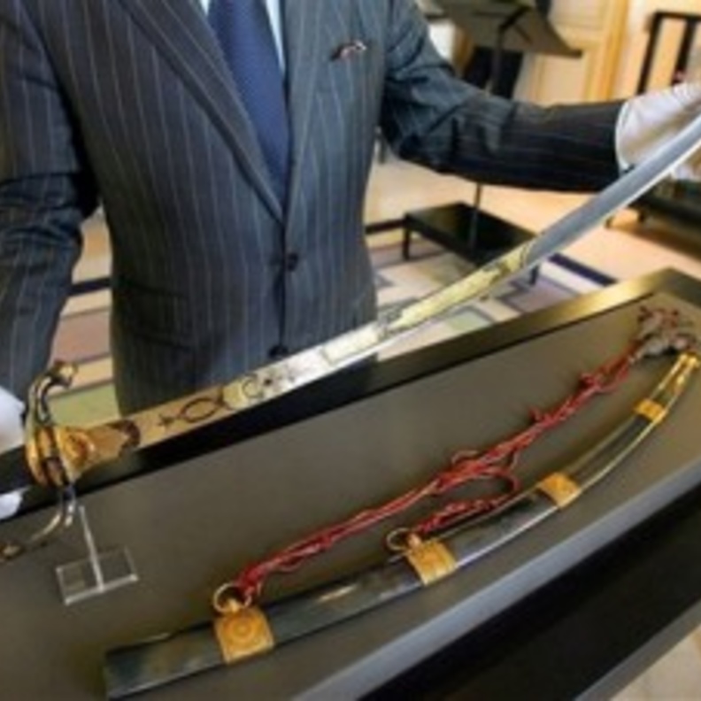 سيف أثري صيني في المزاد