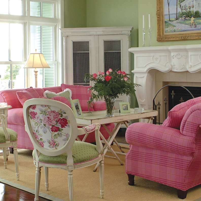 غرفة معيشة كلاسيكية باللونين الفوشيا والأخضر