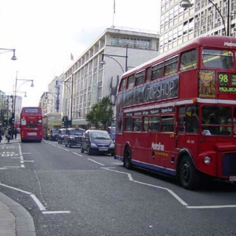 حافلات باللون الأحمر من طابق واحد أو طابقين