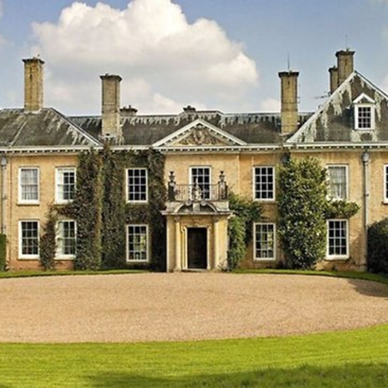 القصر الذي اشترته ليز هيرلي من الخارج