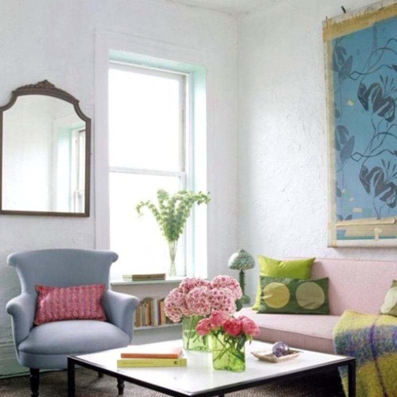 غرفة معيشة ممتزجة باللونين البترولي الفاتح وكنبة باللون الوردي