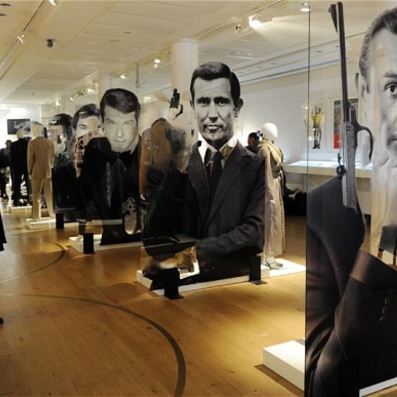 معرض لبيع أغراض جيمس بوند