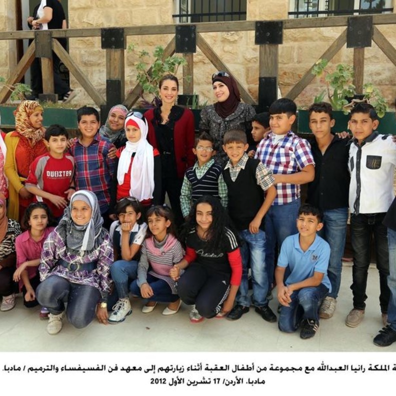 الملكة رانيا مع الأطفال في معهد فن الفسيفساء