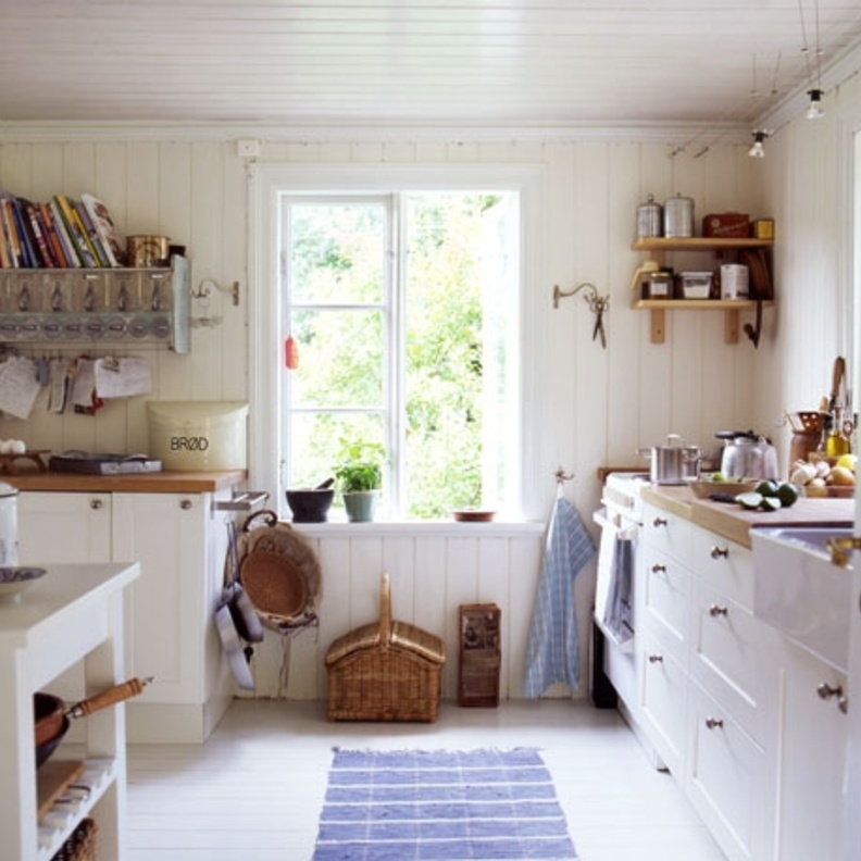 مطبخ ريفي باللون الأبيض حيوي