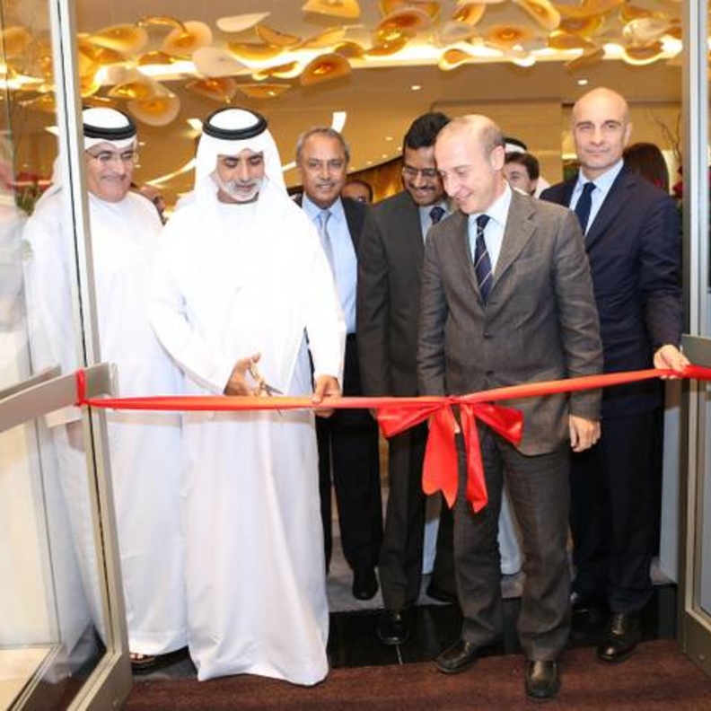 الشيخ نهيان بن مبارك آل نهيان يقص الشريط