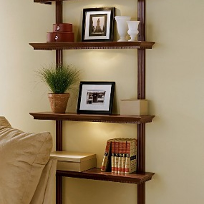 رف بسيط للغاية ويحوي بالبساطة