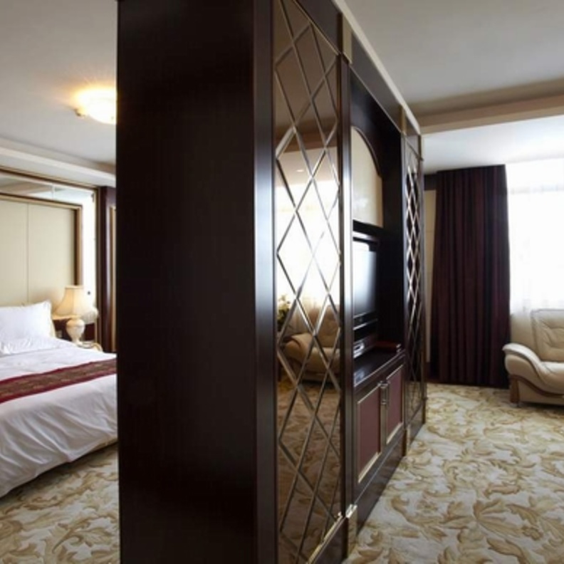 غرفو نوم واسعة ومنقسمة لجزئين بدولاب كبير