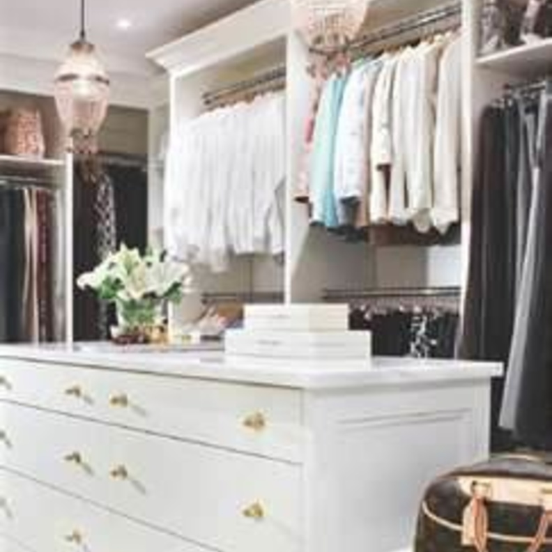 كونسول أنيقًا بأدراج متعددة