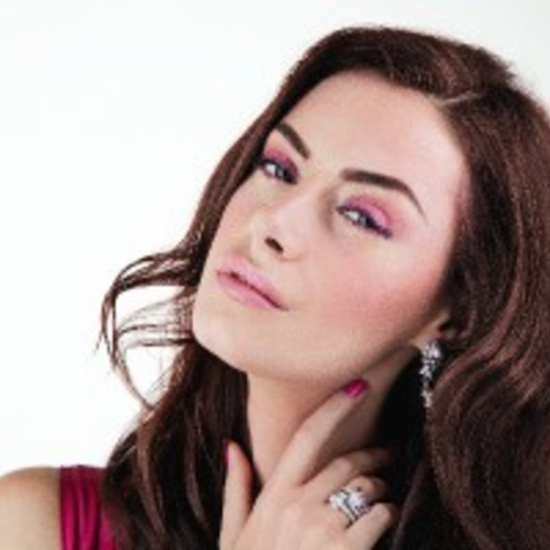 إطلالة مرحة باللون الزهري