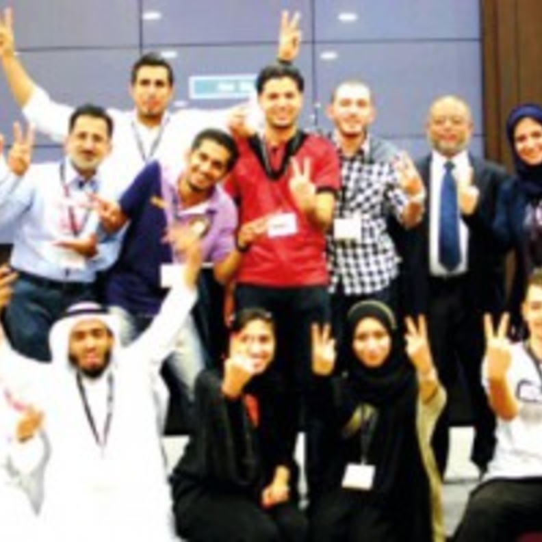  الطلاب السعوديون يمثلون علامة النصر بعد انتهاء المسابقة