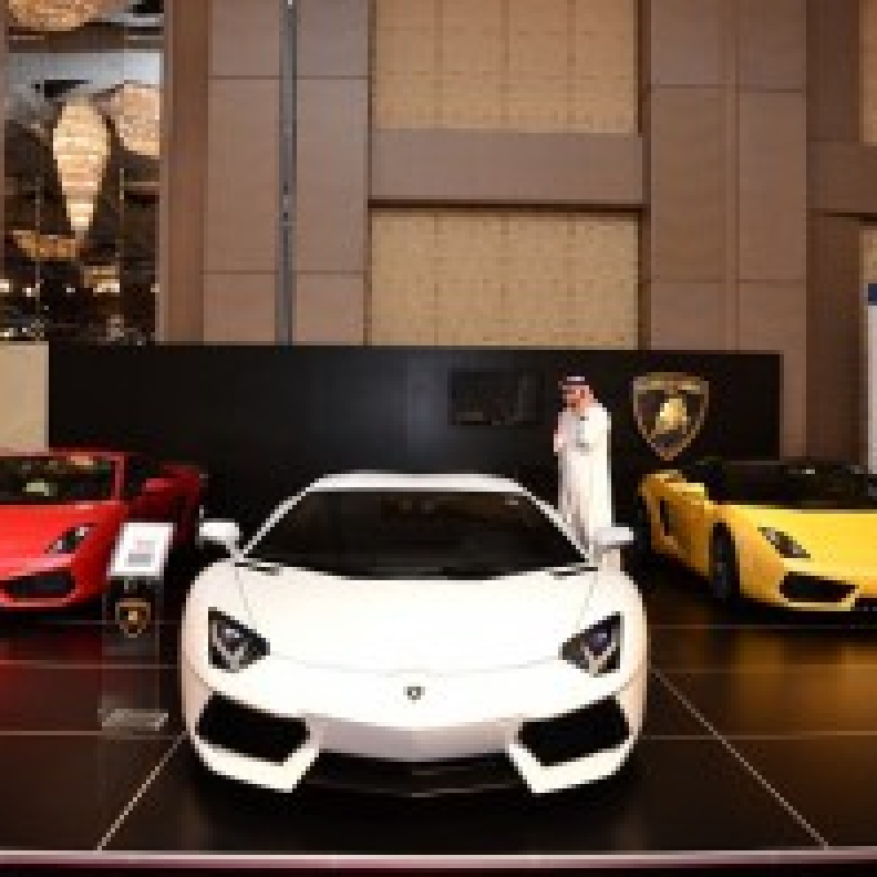السيارات الفاخرة تتنافس على السوق السعودي