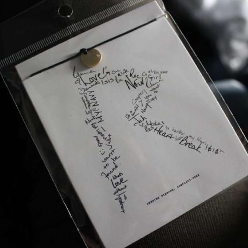 هدية ريهانا لكل مسافر سوار من الذهب مع ماسة