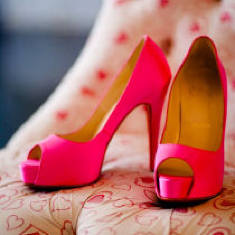 حذاء باللون الفوشيا