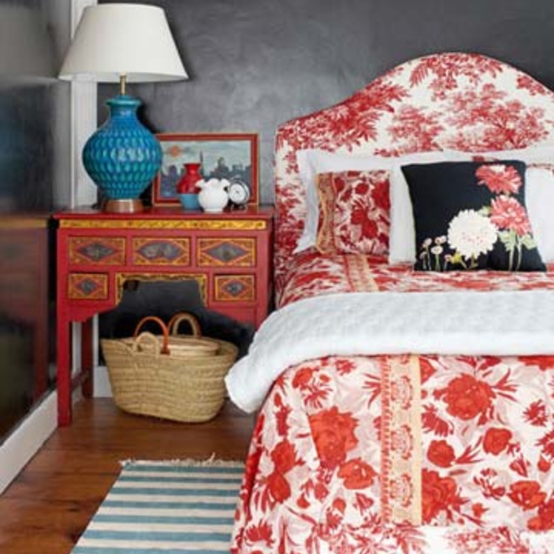 غرفة نوم ريفية بديكورات بسيطو باللون الأسود مع طلاء خلف السرير باللون الأسود