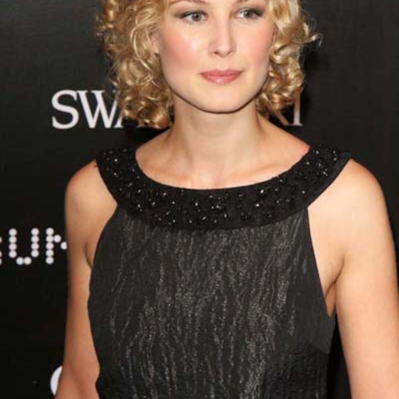 روزاموند بايك في تسريحة مجعّدة