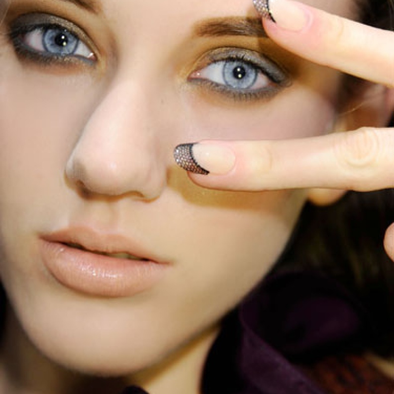 طلاء أظافر بابتكارات الـ French Manicure