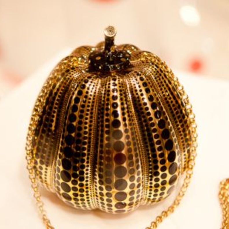 Louis Vuitton Pumpkin Minaudiere $حقيبة يد بـ 133,430