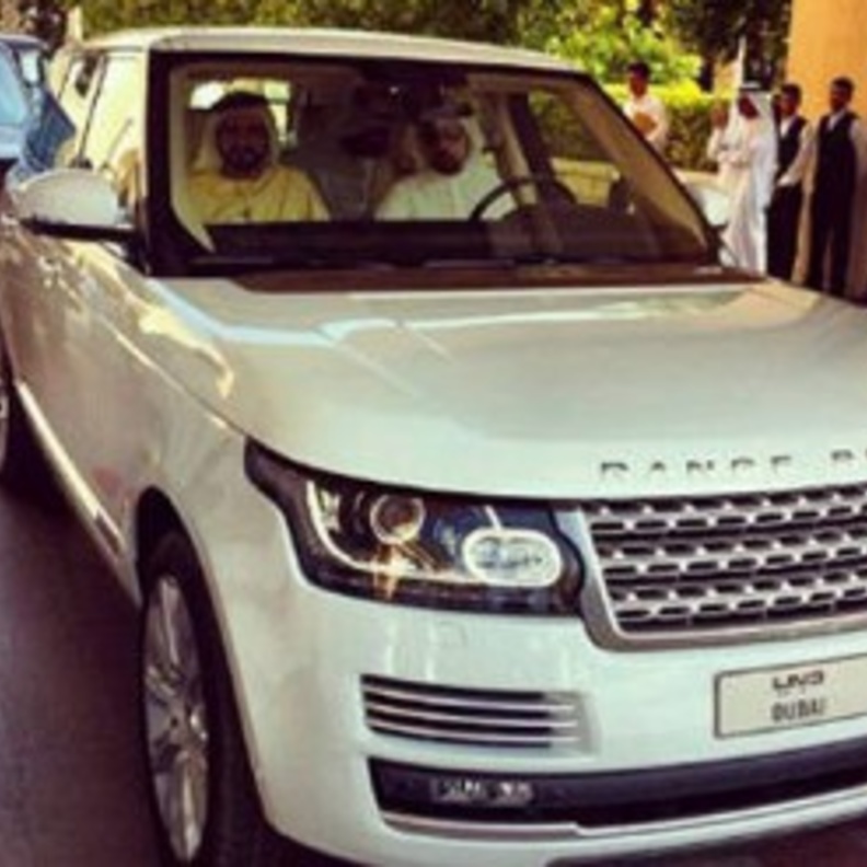  الشيخ محمّد داخل سيارته الجديدة RANGE ROVER 2013