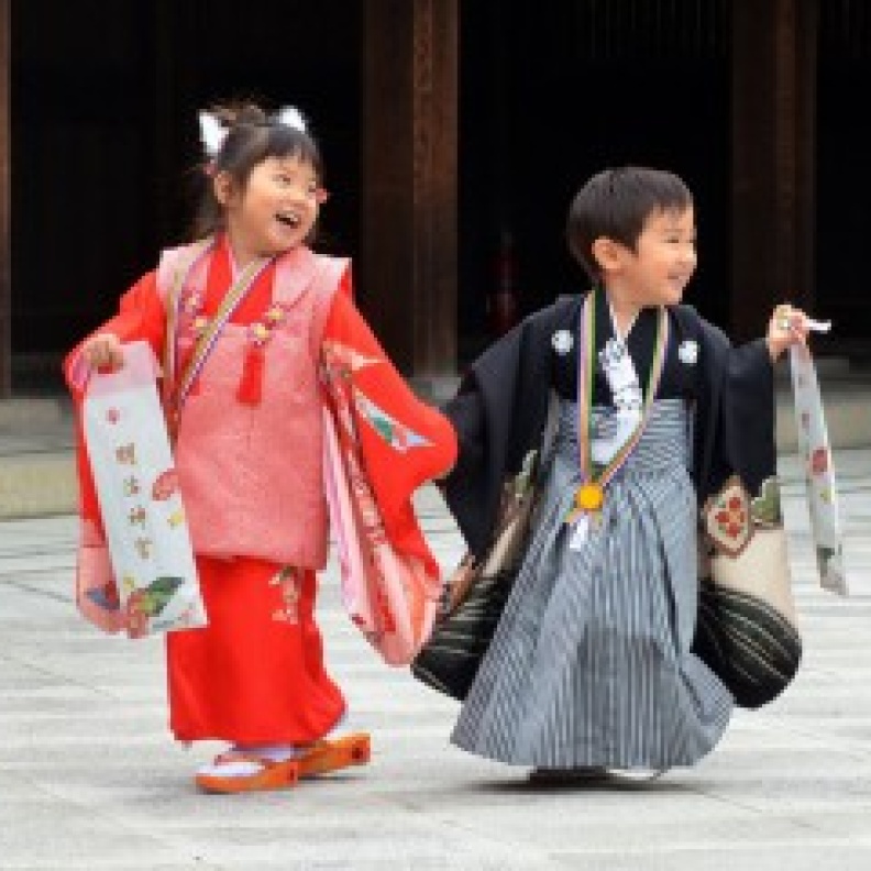 طفلان بالزي التقليدي الياباني