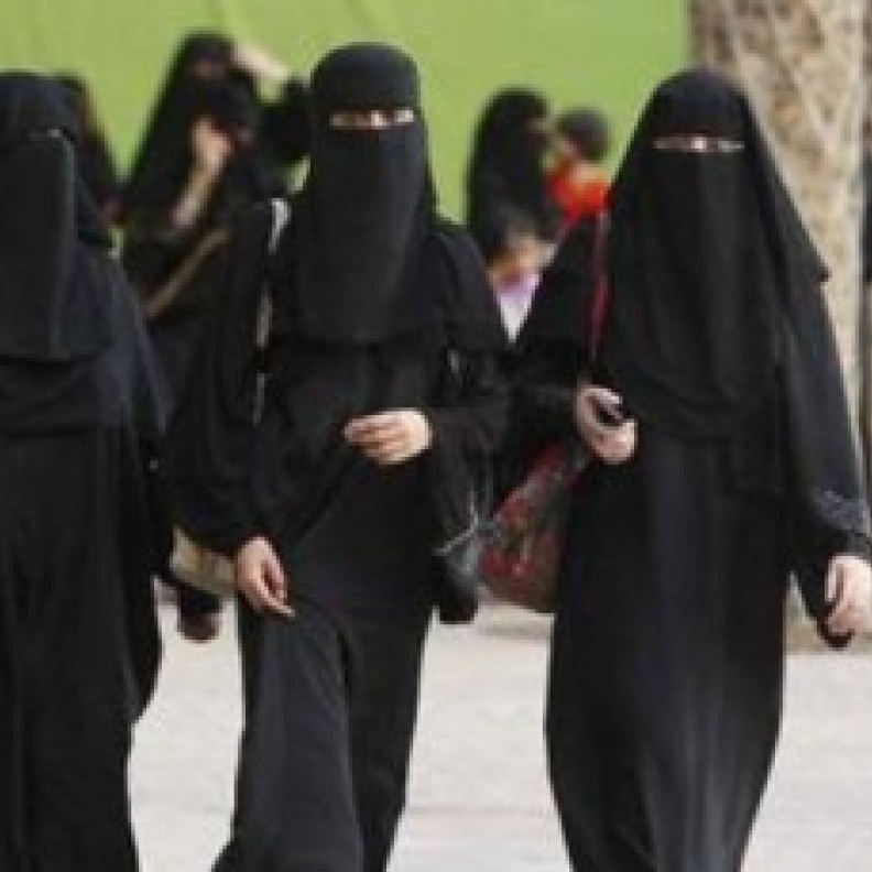 أستاذة جامعية بالرياض تمتهن مهنة  خاطبة  لتزوّج طالباتها