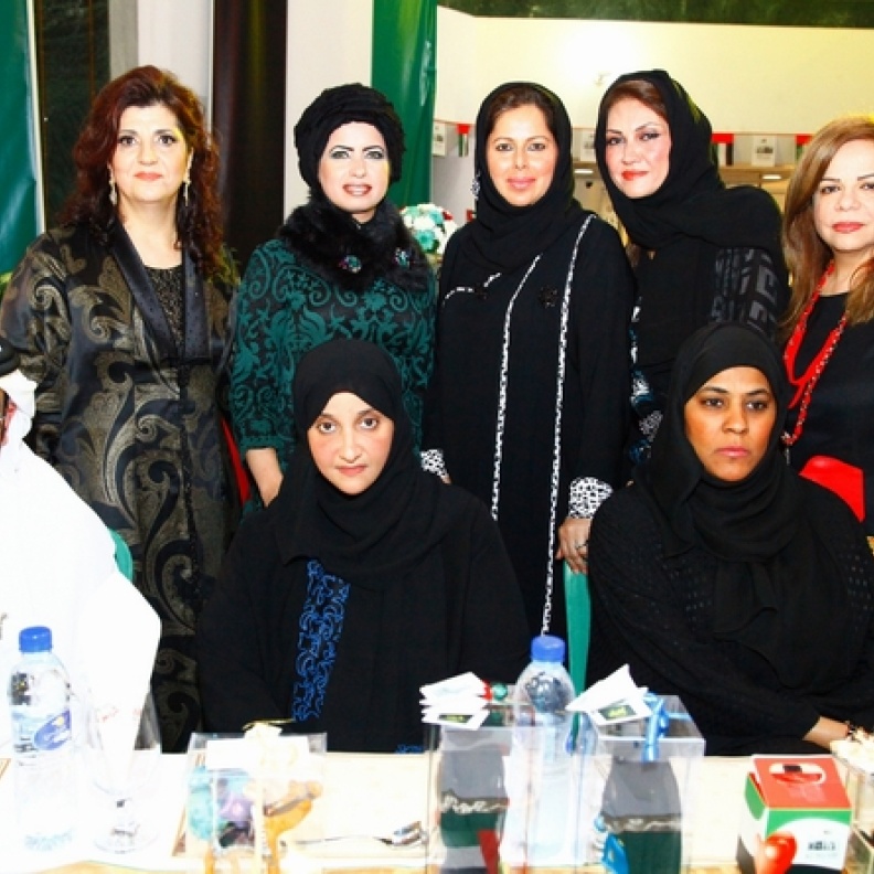 الشيخة شمسة بنت حشر آل مكتوم وعبد العزيز المازم مدير أول قسم تأسيس وتطوير الأعمال في مؤسسة محمد بن راشد لتنمية المشاريع الصغيرة والمتوسطة، ونجود، ومن اليمين وقوفاً : حرم قنصل عام فلسطين وسحر المدني حرم القنصل العام السعودي وفريدة اجمل والمصممة الكويتية منتهى العجيل ومها الحركة.