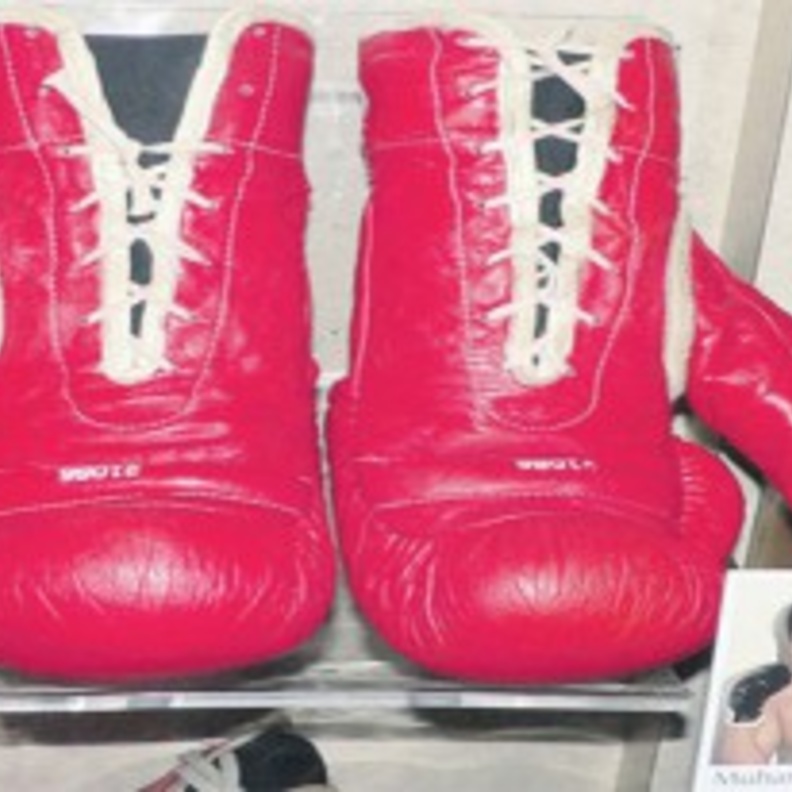 قفازات محمد علي كلاي بــ 800 ألف دولار