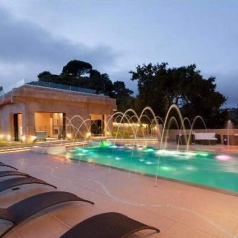 حمام السباحة من الخلف