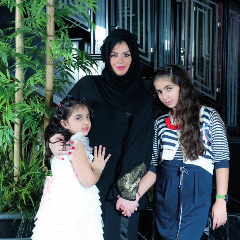 سيدة الأعمال السعودية شروق سليمان مع بناتها