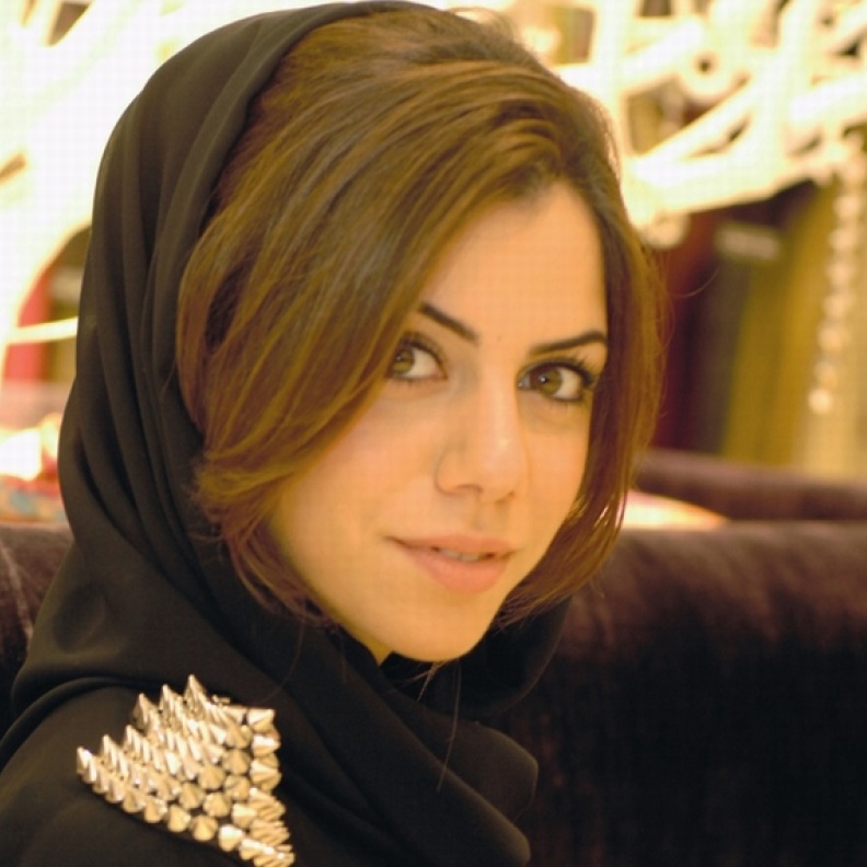 مصممة الأزياء منى .عبد الكريم