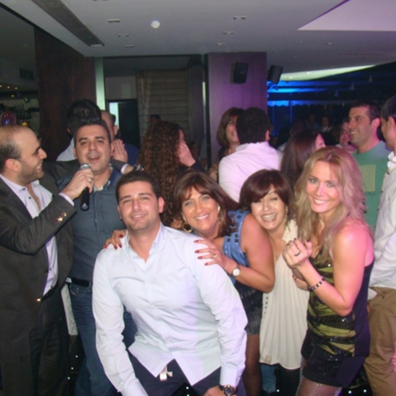 يغني مع المخرج ايلي ابي عاد في Qube