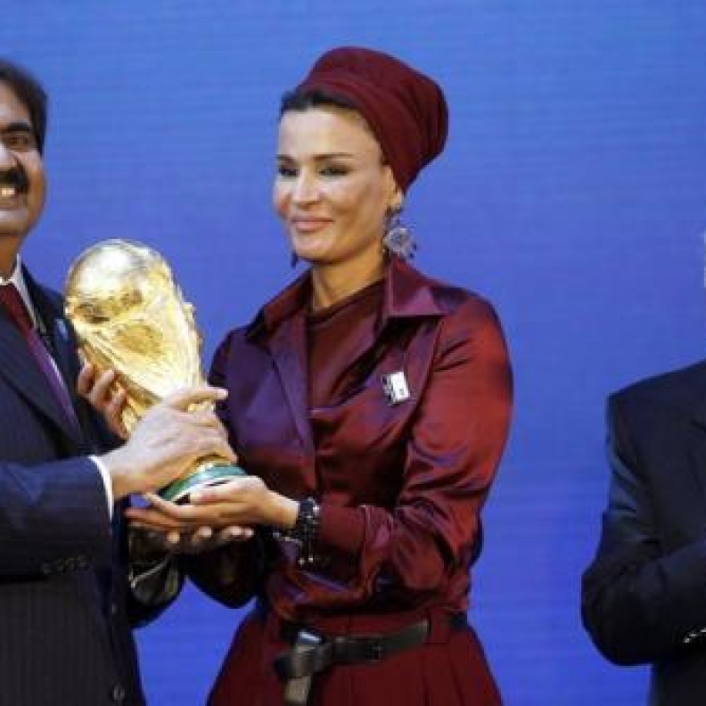 بلاتر و الشيخة موزه والشيخ حمد بن خليفة
