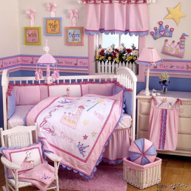 غرفة طفل رقيقة باللونين الروز والموف