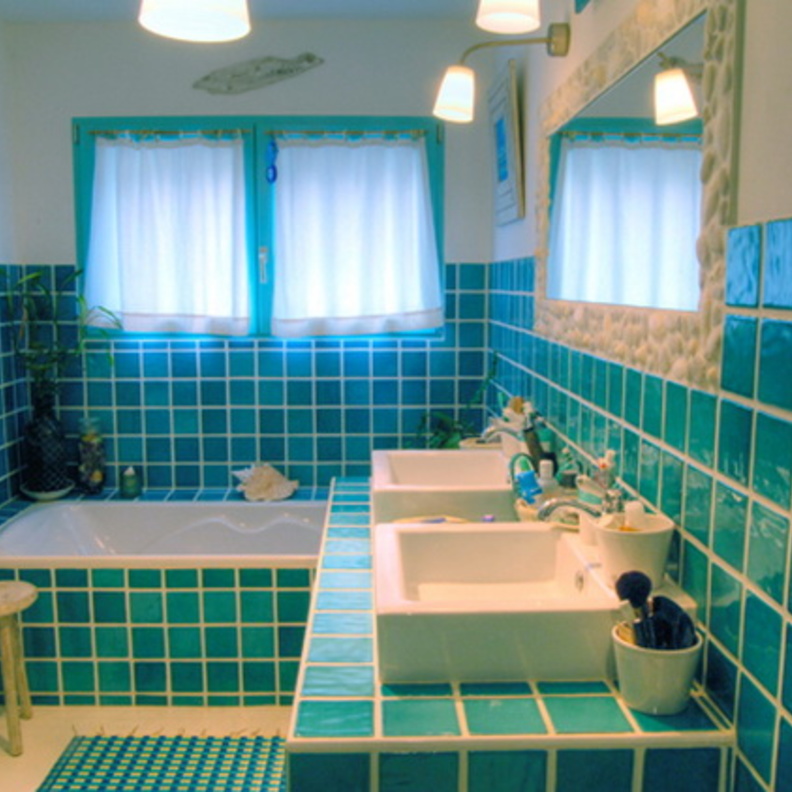 حمام تقليدي ممزوج باللونين الأزرق والفيروزي