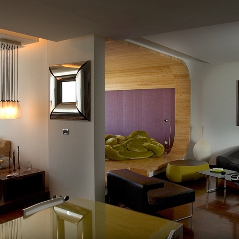 غرفة معيشة مفتوحة على غرفة طعام