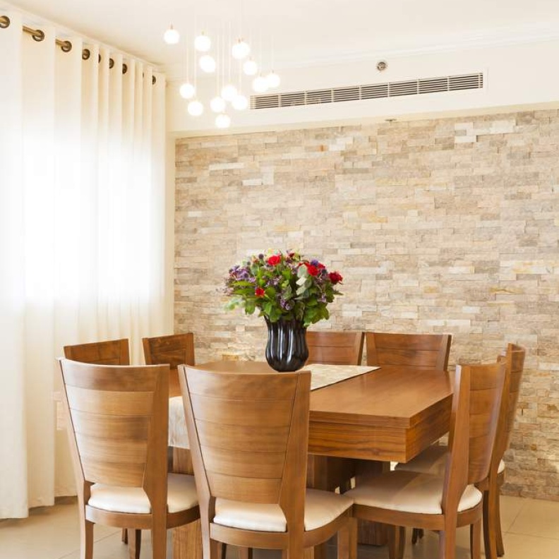 غرفة طعام مكونة من طاولة مربعة وثامنية كراسي من الخشب الطبيعي