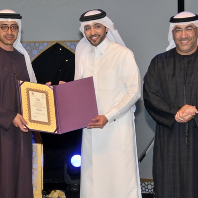 أثناء التكريم والشيخ عبد الله بن زايد ووزير الثقافة الإماراتي